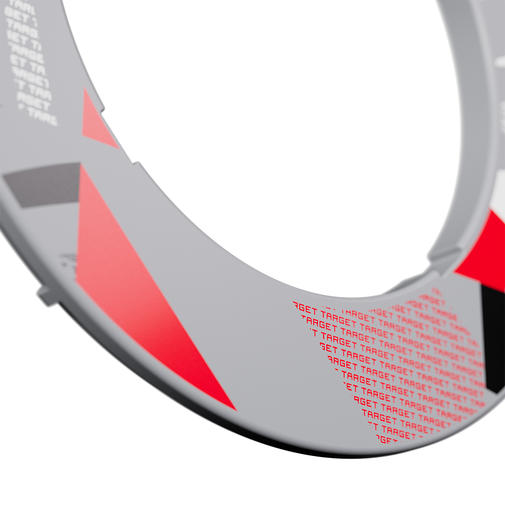 Gros plan sur un catchring gris cranté pour cibles de fléchettes. Motif géométrique moderne rouge et noir, avec « Target » répété tout autour de l'anneau. Intérieur légèrement bombé vers l'extérieur pour faciliter la réception.