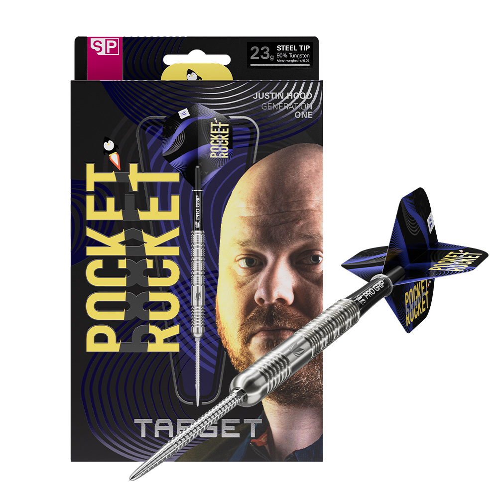 Target Set de fléchettes en acier Justin Hood. Fléchette argentée à corps strié, tige noire et ailette bleue arborant le logo « Pocket Rocket » à côté de l'emballage. Emballage avec Justin Hood, « POCKET ROCKET », 23 g, 90 % de tungstène.