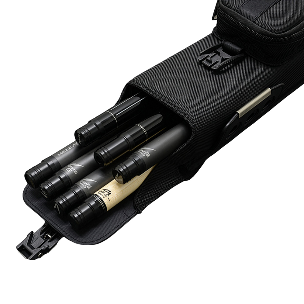 Étui ouvert « Mezz » Nexus noir, pour billard, avec parties supérieures et inférieures noires et couleur bois. Étui robuste en nylon, avec boucle à l'ouverture et compartimentage intérieur pour 2 inférieures et 5 supérieures.