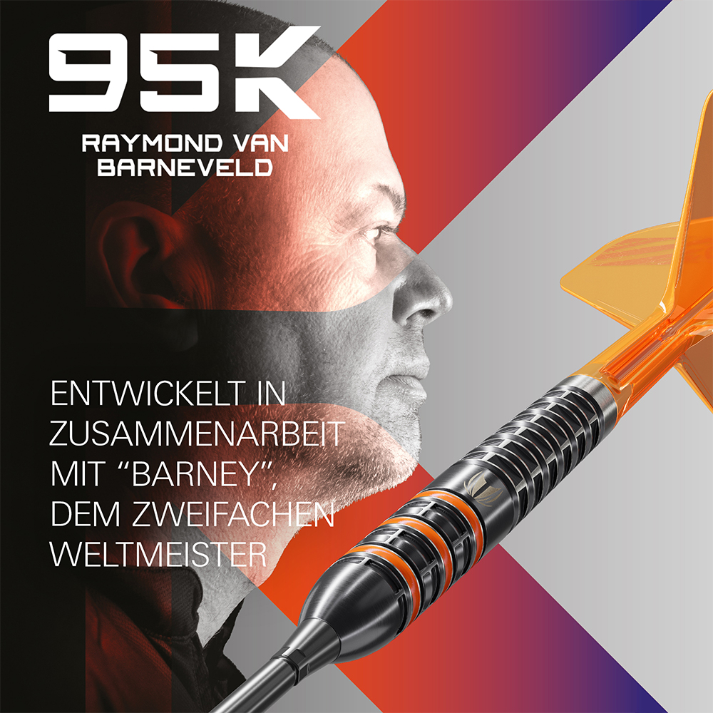 Vue de profil de Raymond van Barneveld, avec un gros plan sur son visage, à côté de laquelle se trouve une fléchette en acier de la série « Target » 95K Player Edition. Corps noir avec des anneaux orange, pointe argentée, ailette K-Flex orange vif.