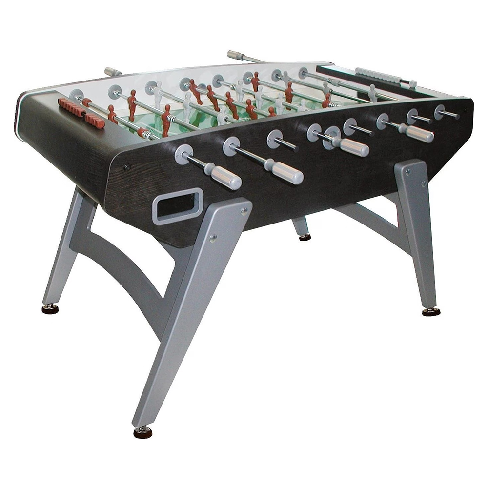 Table de baby-foot moderne au design élégant. Corps brun foncé avec veinures de bois, pieds courbés en métal gris clair. Surface de jeu verte, figurines rouges et blanches. Poignées blanches pour le contrôle. Idéal pour la salle de jeux.