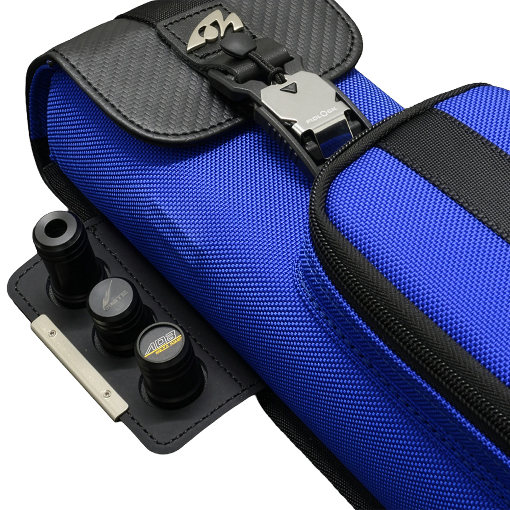 Vue détaillée de la mallette bleue « Mezz » de Nexus Queue, avec couvercle noir texturé. Logo argenté « Mezz » et fermeture magnétique FIDLOCK. Tissu bleu. Sur les côtés, trois porte-accessoires «Mezz AODA » et « CUE ».
