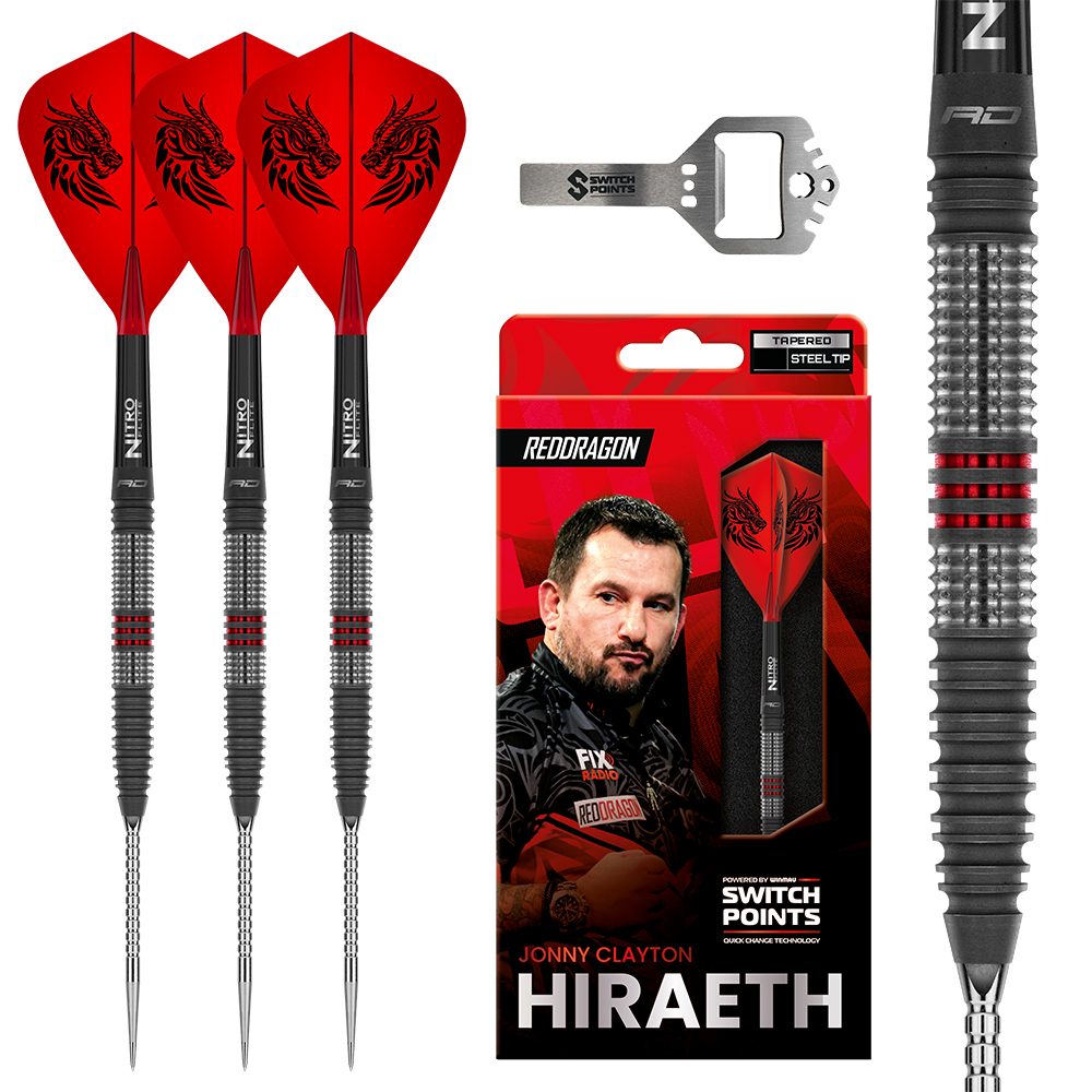Trois fléchettes avec ailettes rouges en forme de dragon, tiges noires, poignée rainurée et pointes argentées. À côté, un outil Switch Points et un emballage rouge du set « Jonny Clayton Hiraeth » avec joueur et fléchettes.