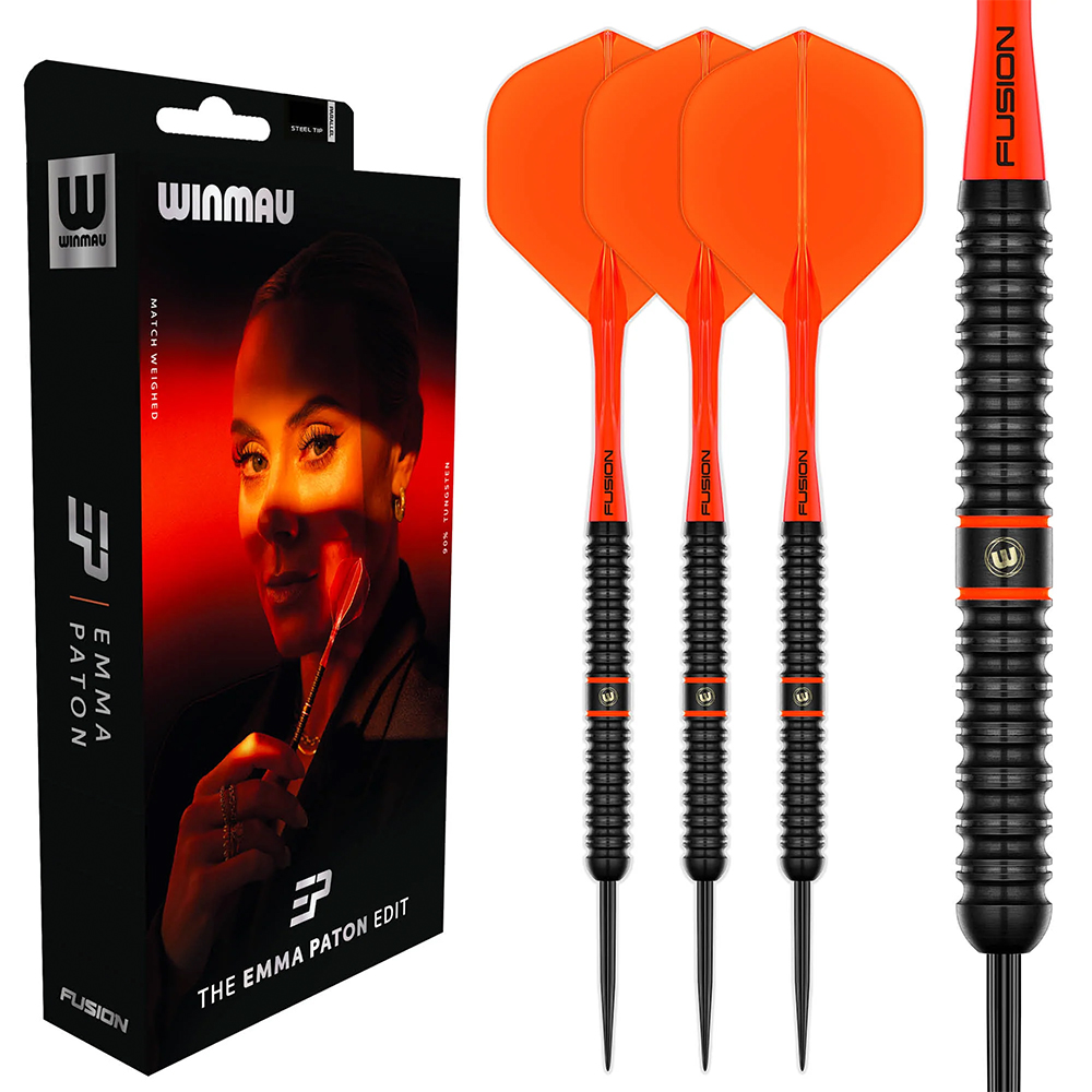 Winmau Emma Paton Steeldartset. Links schwarze Verpackung mit Porträt von Emma Paton, orange beleuchtet, mit Dart. Rechts drei 23g Steeldarts mit schwarzen geriffelten Tungsten-Barrels, orange Schäften, orange Fusion Flights.