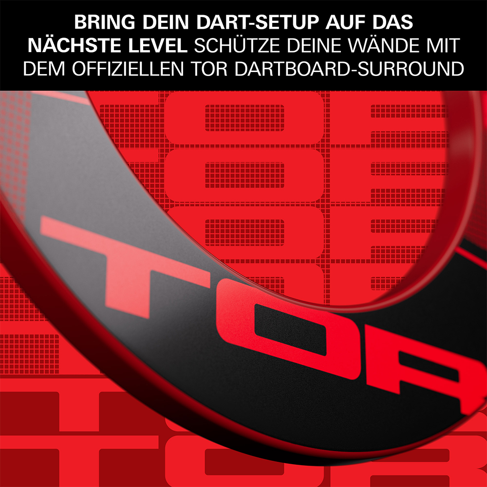 Gros plan sur un anneau de protection noir pour cible de fléchettes, orné du logo TOR rouge vif. L'anneau présente une finition mate et se détache sur un fond rouge, avec le logo TOR au motif discret qui souligne son design moderne.