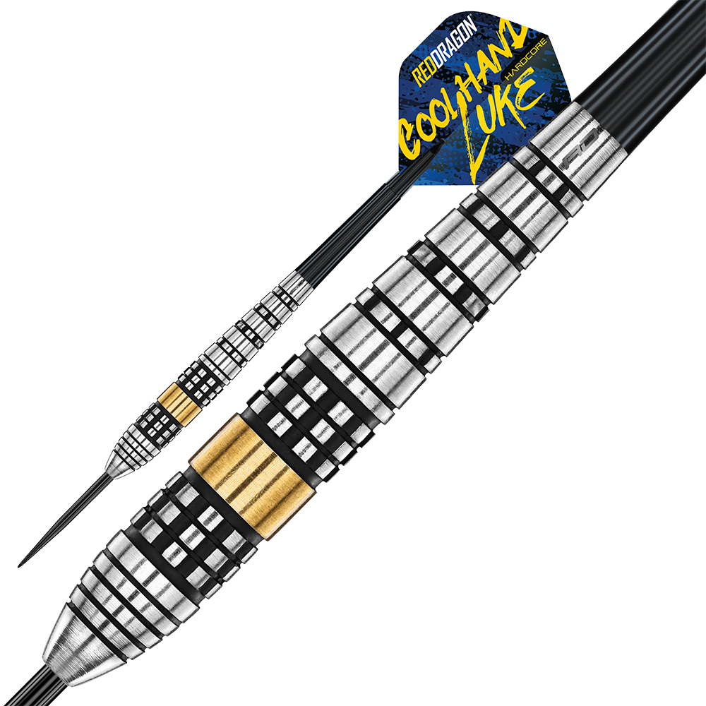Fléchette en laiton avec corps texturé argenté, anneaux noirs et deux zones de préhension dorées. Tige noire avec vol bleu, jaune et noir, logo «Red Dragon Cool Hand Luke ». Deuxième fléchette en arrière-plan.