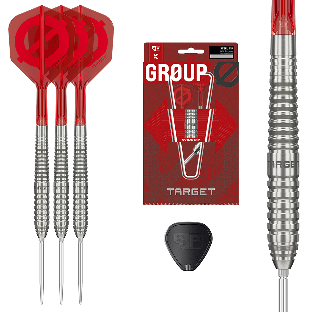 Trois fléchettes en acier argentées Target (GROUP), avec ailettes et tiges K-Flex rouges, posées debout. Corps larges en tungstène 50 %, rainurés pour une meilleure prise. À côté : gros plan, emballage et clé.
