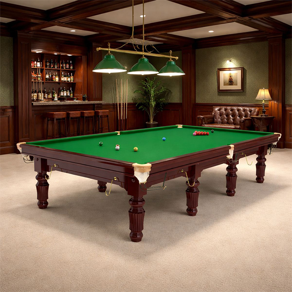 Salle de billard élégante avec table brun foncé, tapis vert et boules colorées. Trois lampes vertes au-dessus. À gauche, bar en bois avec bouteilles et tabourets ; à droite, fauteuil cuir avec table, lampe et peinture. Lambris foncés.
