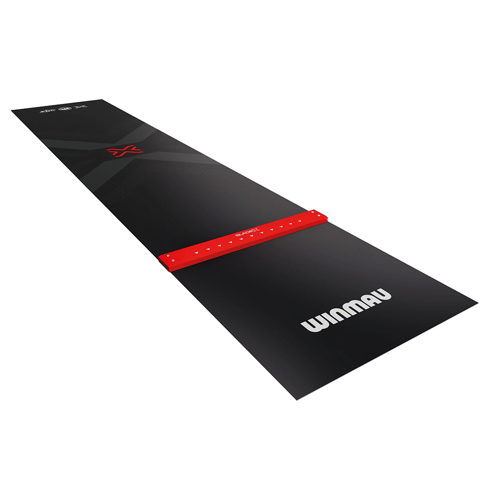 Tapis de fléchettes noir et rectangulaire, avec l'inscription « Winmau » en blanc en bas. Une ligne de tir rouge en relief, avec « BLADEX » et des flèches blanches, traverse le tapis. En haut, un logo X rouge et des motifs discrets.