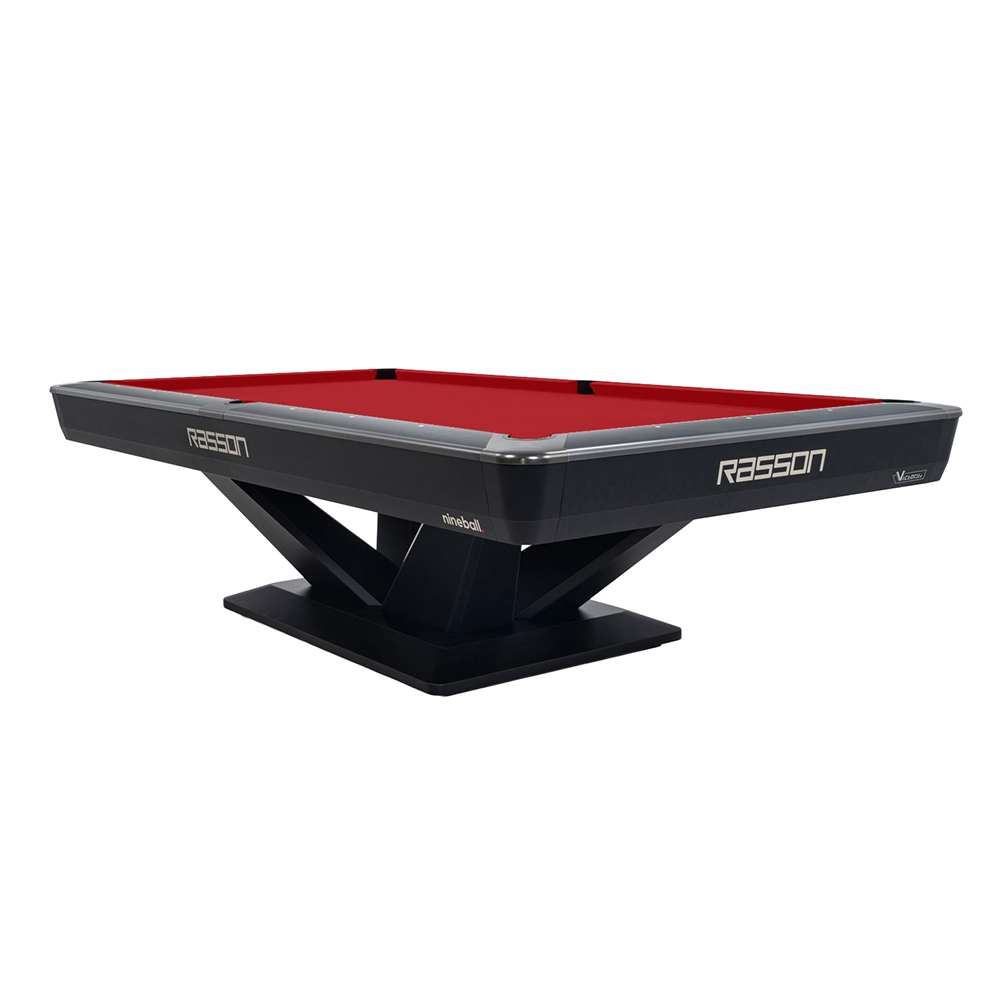 Table de billard moderne avec une élégante bordure noire et un tapis rouge vif sur un socle noir sculptural. La marque «Rasson » est bien visible sur le côté. Six poches sur les côtés et dans les coins sont prêtes pour le jeu.