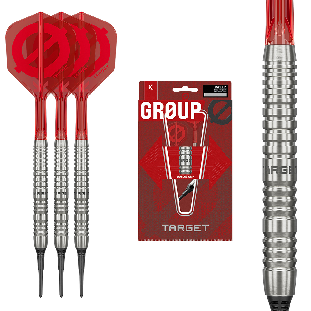 Trois fléchettes souples « Target Group » au corps argenté cannelé (50 % tungstène), ailettes K-Flex rouges transparentes et pointes souples Cryo noires. À côté, l’emballage rouge « GROUP » ; à droite, rainures radiales.