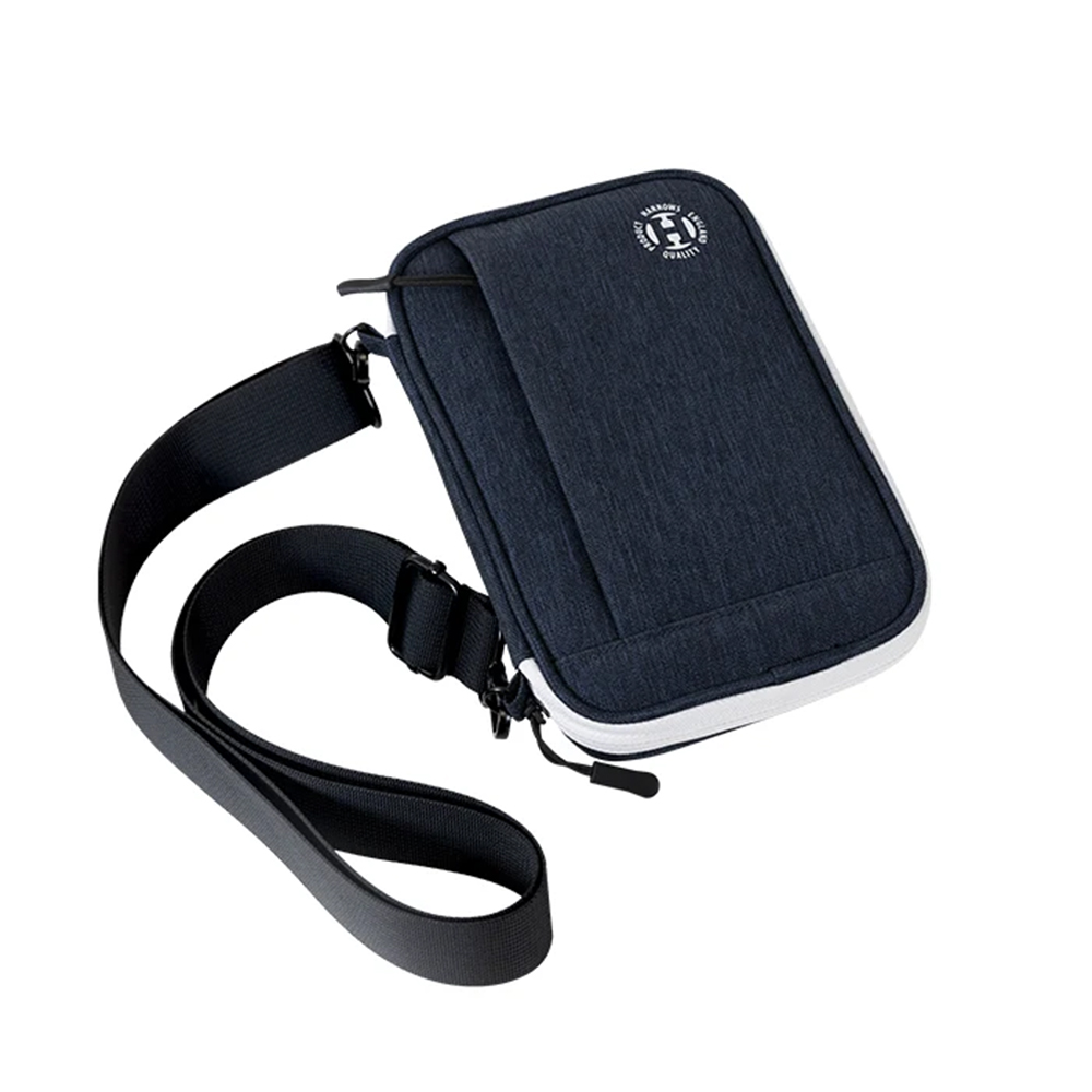 Étui à fléchettes Harrows Smart Case XL bleu foncé en tissu texturé, de forme oblique. Étui compact avec bords blancs, fermeture à glissière et petite poche extérieure à l'avant. Équipé d'une bandoulière noire réglable. Logo « Harrows » sur le dessus.