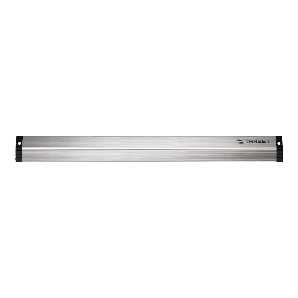 Barre rectangulaire argentée en aluminium brossé, pour marquer une position de lancer constante aux fléchettes. Surface à fines lignes horizontales. Embouts noirs aux deux extrémités, avec petits trous ronds ; logo Target à droite.