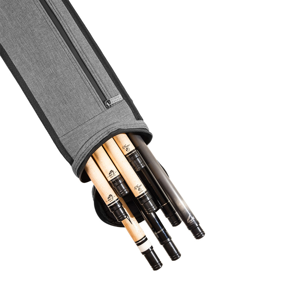 Sac souple Mirai Cue gris, légèrement texturé, avec plusieurs queues de billard qui dépassent par le haut. Queues avec une base en bois clair et un fût foncé. La poche latérale zippée offre beaucoup d'espace pour les accessoires et les queues.
