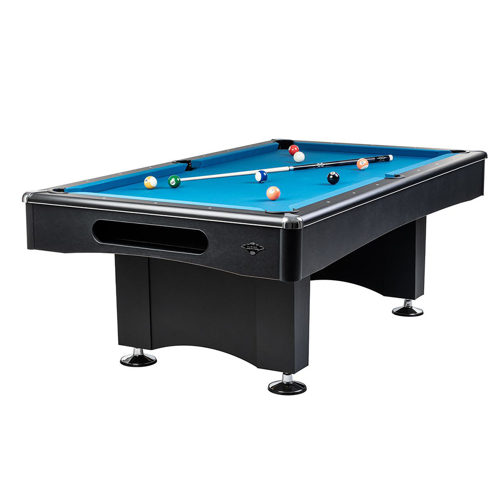 Table de billard noire avec tapis bleu vif et boules variées, dont la blanche et la noire (8). Deux queues sur la surface. Coins argentés, retour des boules, sur fond blanc.