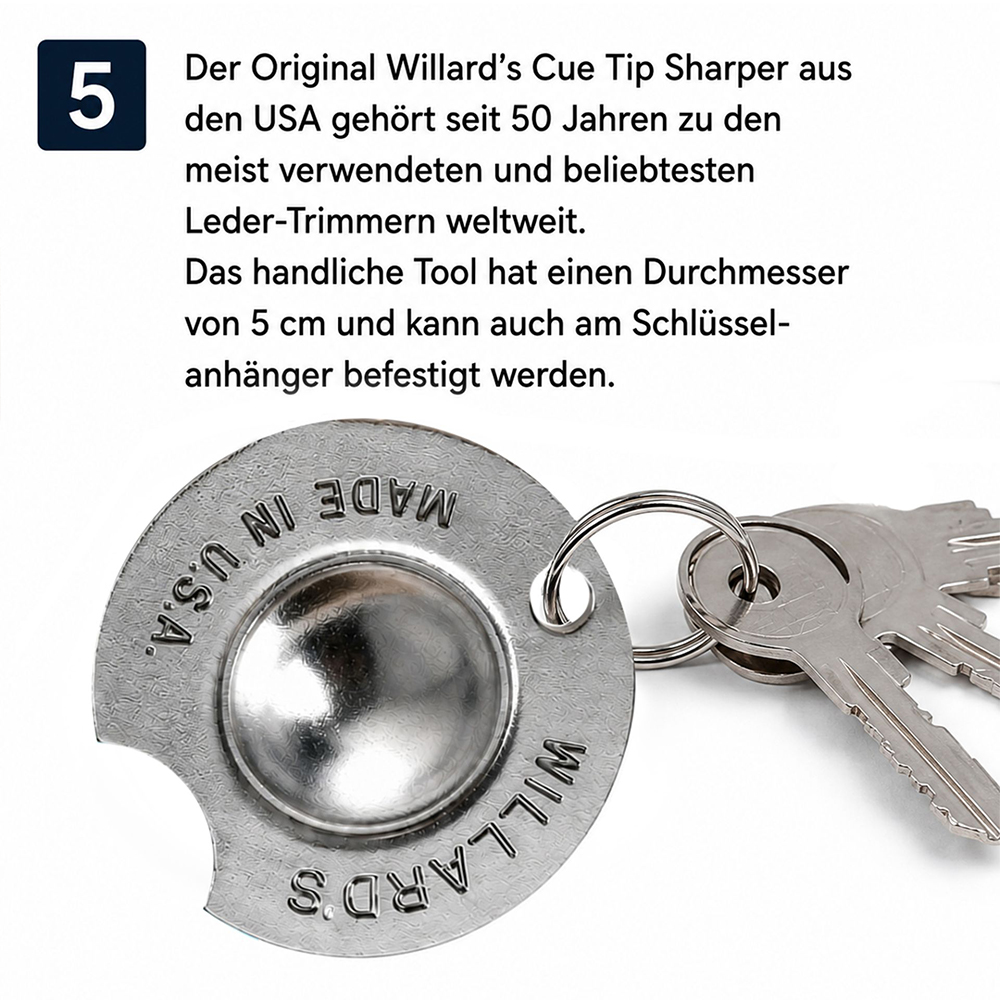 Silberfarbenes, rundes Willard's Queue-Spitzen-Anspitzwerkzeug aus Metall mit erhabener Wölbung. Gravuren: 'MADE IN U.S.A.' und 'WILLARD'S'. Am Schlüsselring mit mehreren Schlüsseln befestigt; praktischer Leder-Trimmer, 5 cm.