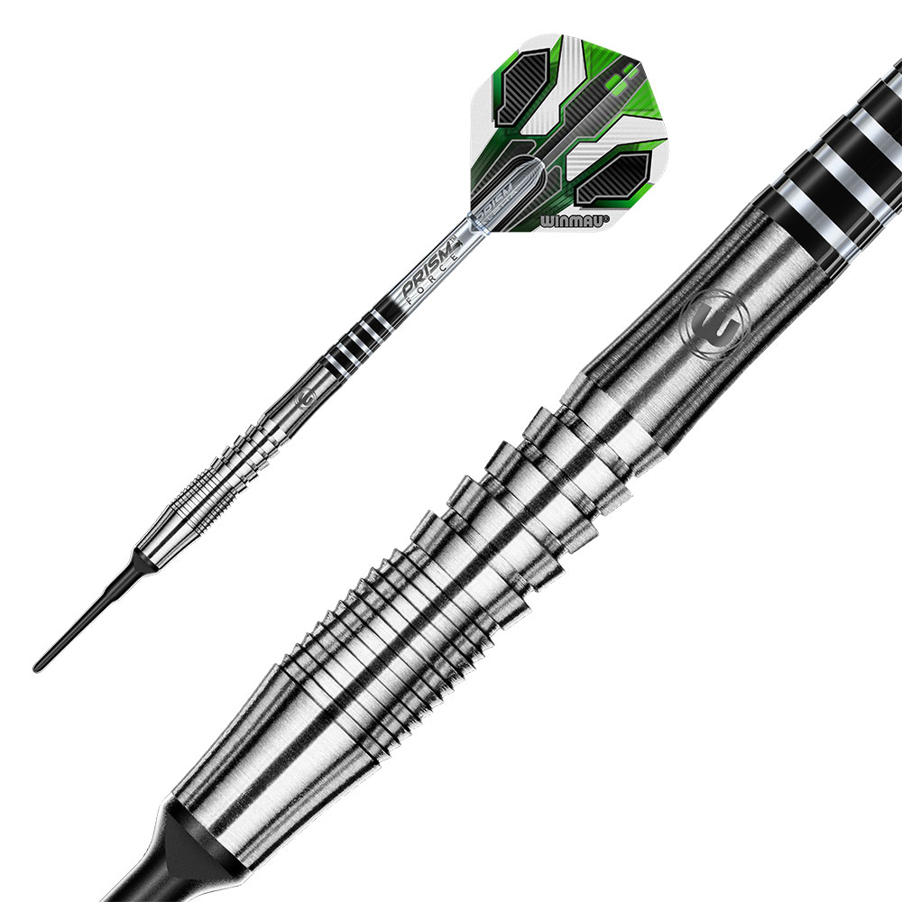 Fléchette souple Sniper Winmau en détail : corps argenté strié, rainures profondes pour une adhérence optimale et logo Winmau. Tige avec inscription Prism Force. Volets Prism Delta verts/blancs/noirs. Pointe noire.