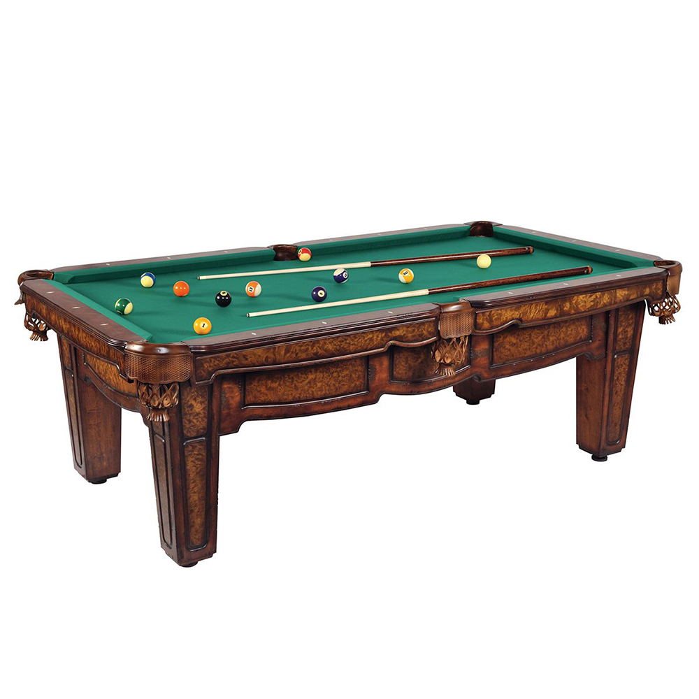 Table de billard richement décorée avec tapis en feutre vert et boules colorées. Deux queues sur la table. Boiserie brun foncé sculptée sur les pieds et côtés, style classique. Poches en filet foncé.