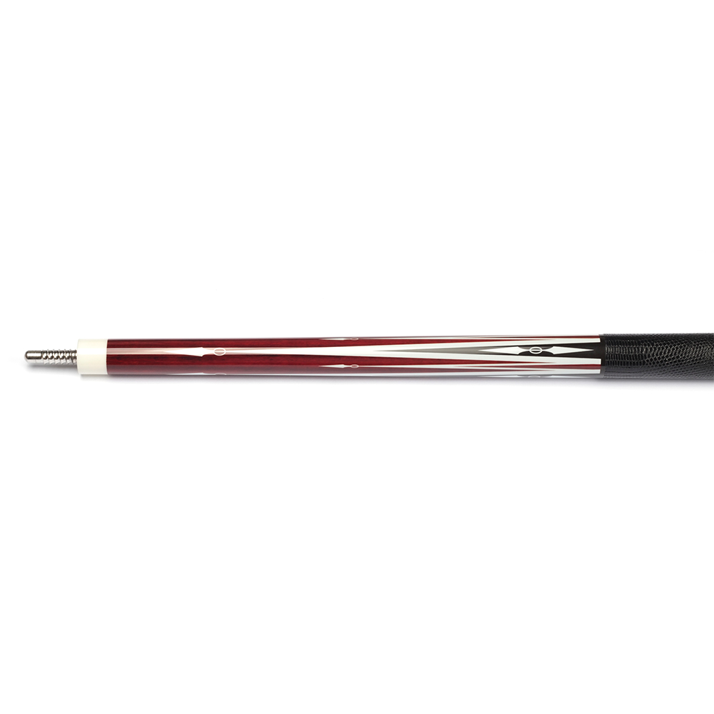 Pool-Queue Wolf-403 Delta Carbon, horizontal vor weissem Hintergrund. Dunkelroter Holzschaft mit weissen und grauen Pfeil-Applikationen. Links helles Ferrule und silbernes Radialgewinde. Rechts strukturiertes schwarzes Ledergriffband.