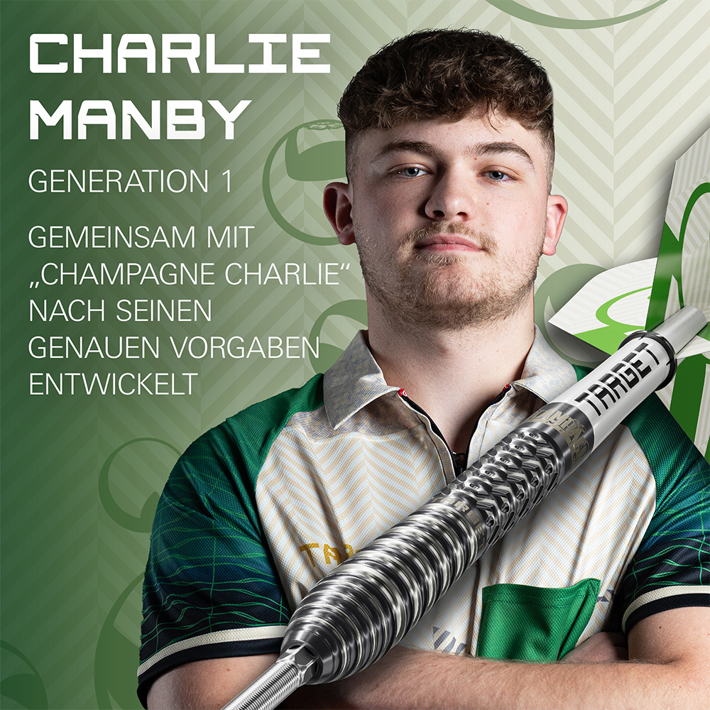 Portrait du joueur de fléchettes Charlie Manby, en polo vert et jaune, tenant une fléchette acier au corps en tungstène 95 % argenté contre la poitrine. Rainures précises et logo « Target ». Fond : motifs verts et son nom.