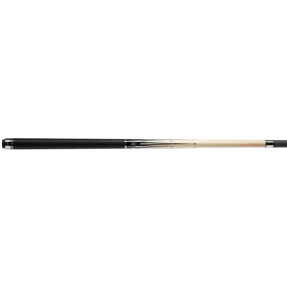 Une queue de billard est posée à l'horizontale. À gauche, une poignée en cuir noir texturé, puis un fût en bois clair orné de motifs noirs et blancs. Elle s'effile vers la pointe foncée à droite, avec des anneaux métalliques brillants.