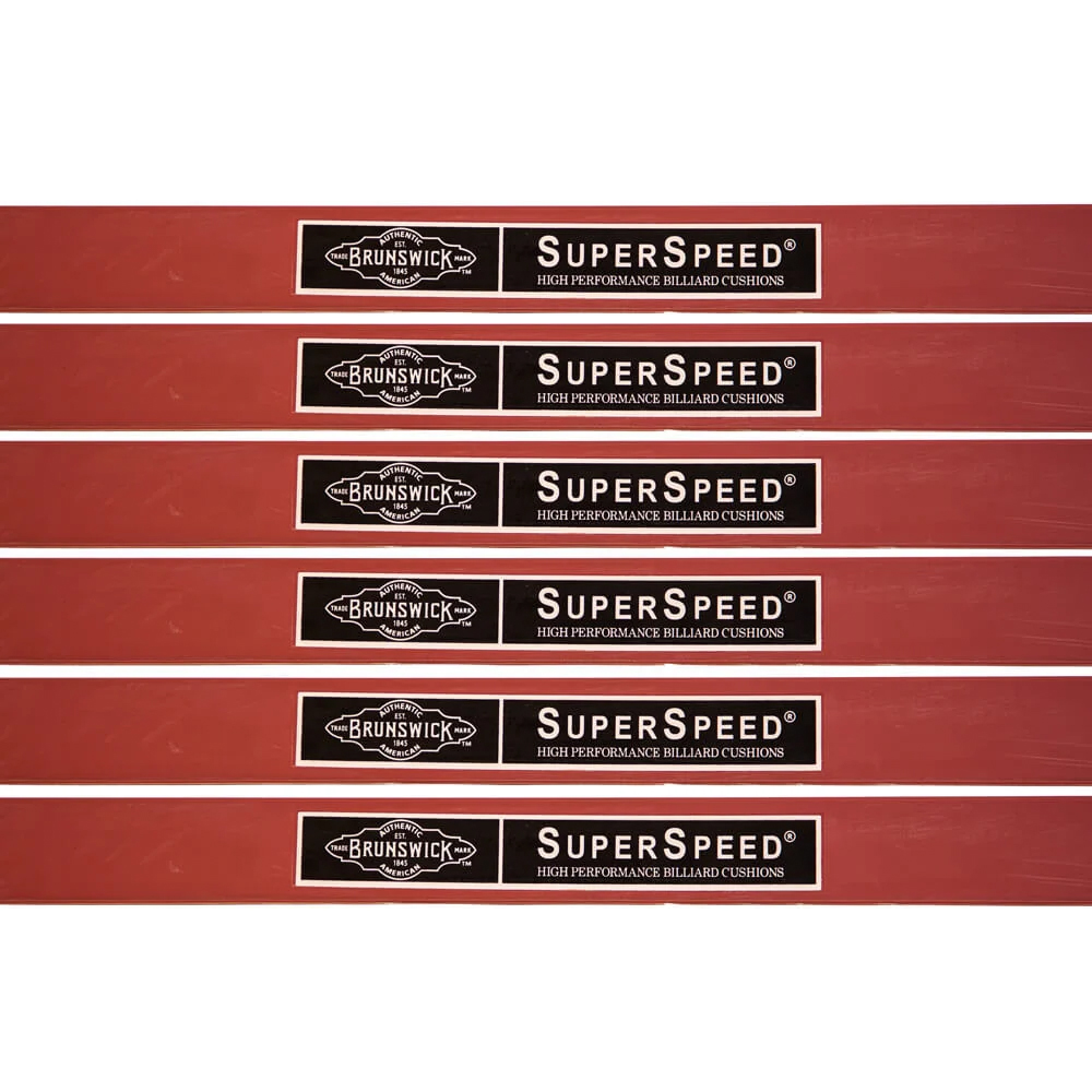 Six bandes de caoutchouc allongées rouge-brun Brunswick SuperSpeed, profil K-55, disposées parallèlement. Étiquette noire avec logo « Brunswick » et mention « SuperSpeed High Performance Billiard Cushions ». Rebonds précis.