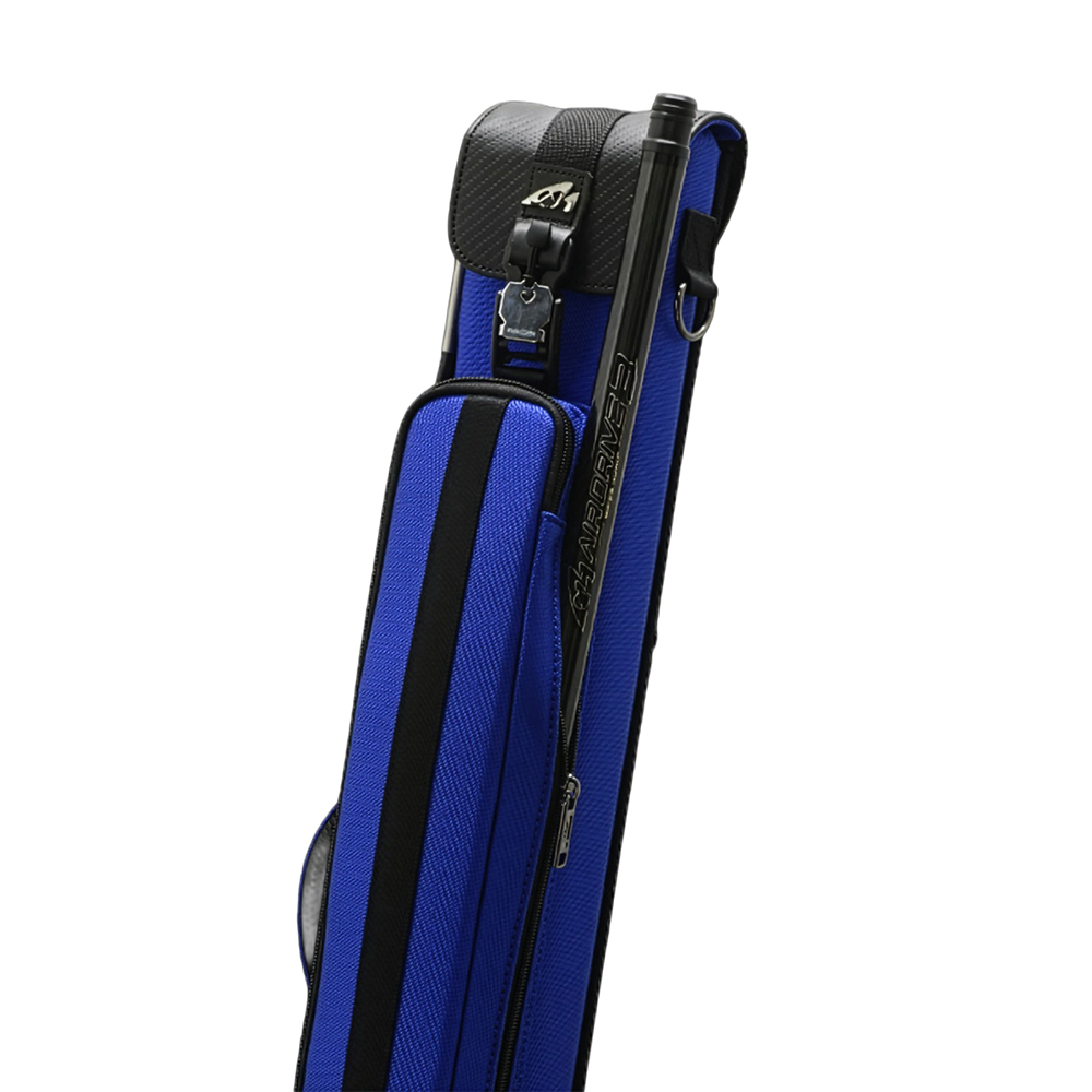 L'étui bleu « Mezz » pour queue de billard Nexus est orné de bandes noires sur le dessus. Le couvercle en similicuir noir à motif fibre de carbone a une fermeture argentée. À droite, un embout « AIRDRIVE » est logé.