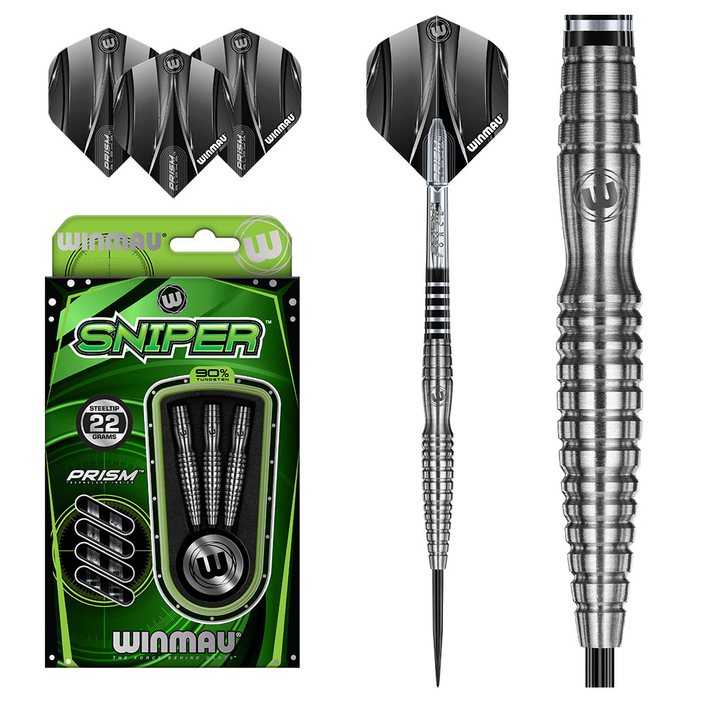 Winmau Sniper Steeldart-Set: Grüne Verpackung mit drei 22g Darts. Ein montierter Dart mit silbernem, gerilltem Barrel, schwarzen Griffzonen und schwarzem Winmau Flug. Drei schwarze Winmau Prism Delta Flüge dabei.