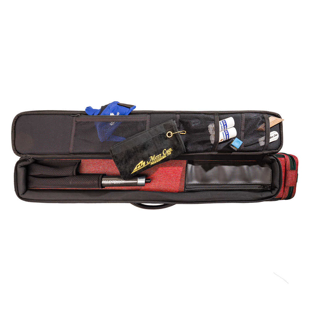 Housse souple ouverte pour queue de billard Mirai, bordeaux et noire, vue du dessus. Compartiment principal avec les pièces de la queue. Dans le rabat, poches en filet avec accessoires : gant bleu, étui « Mezz », craie.