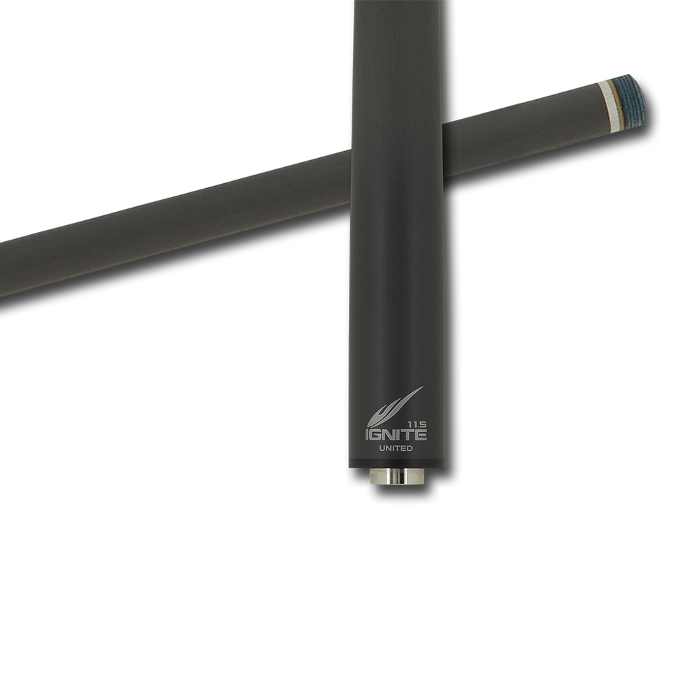 Zwei kreuzförmig übereinanderliegende dunkelgraue Carbon-Billard-Oberteile auf weißem Grund. Vorn: "IGNITE 11.5 UNITED" Logo und silbernes Gelenk. Hinten: Spitze mit hellblauem Zan Plus2 Leder und weißer Ferrule.