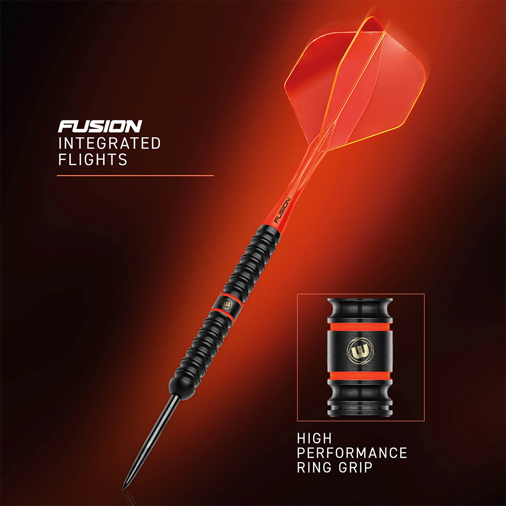 Winmau Emma Paton Steeldart: leuchtend rote Fusion Integrated Flights, schwarzer 90 Tungsten Barrel mit Ring-Griffstruktur und Winmau-Logo. Die Stahlspitze ist schwarz. Eine Detailansicht hebt den High Performance Ring Grip hervor.