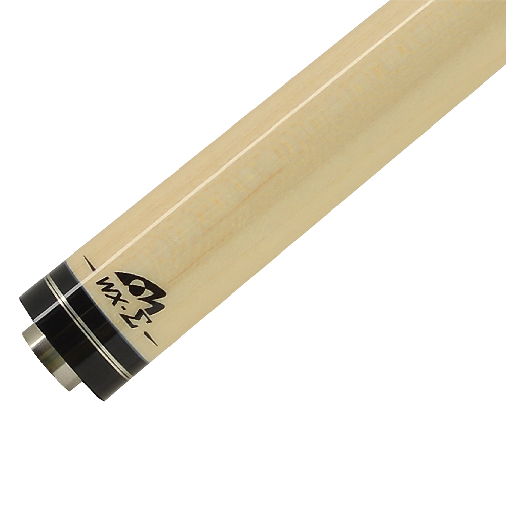 Fût de queue de billard en érable clair, présenté en vue diagonale. Partie inférieure noire ornée de deux minces anneaux décoratifs et d'un raccord métallique. Le logo noir WX-Σ y est gravé. Surface en bois lisse présentant un léger veinage.