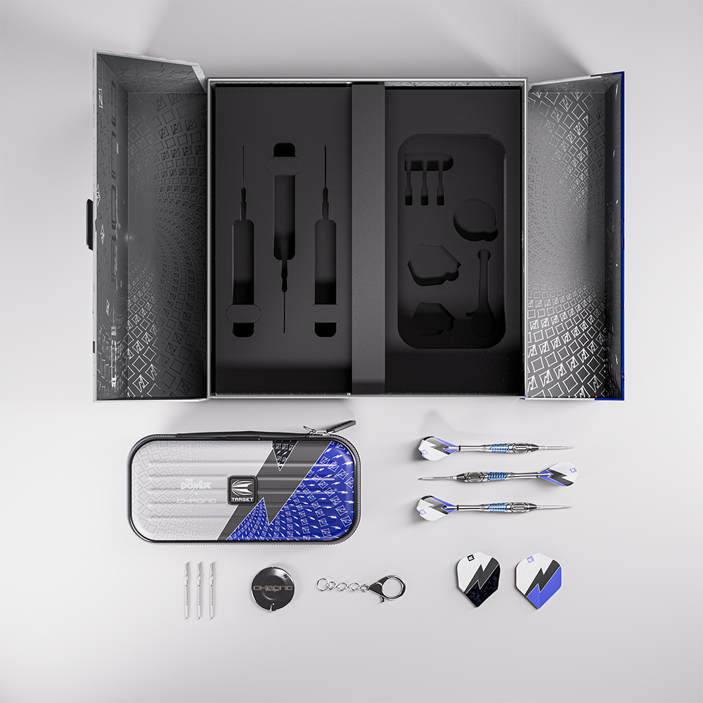 Target set fléchettes acier Phil Taylor X Chrono sur fond clair. Contient 3 fléchettes tungstène 95 %, coffret ouvert avec accessoires, pochette gris-bleu-noir, 3 Swiss Chrono Points, Swiss Key et 2 plumes.