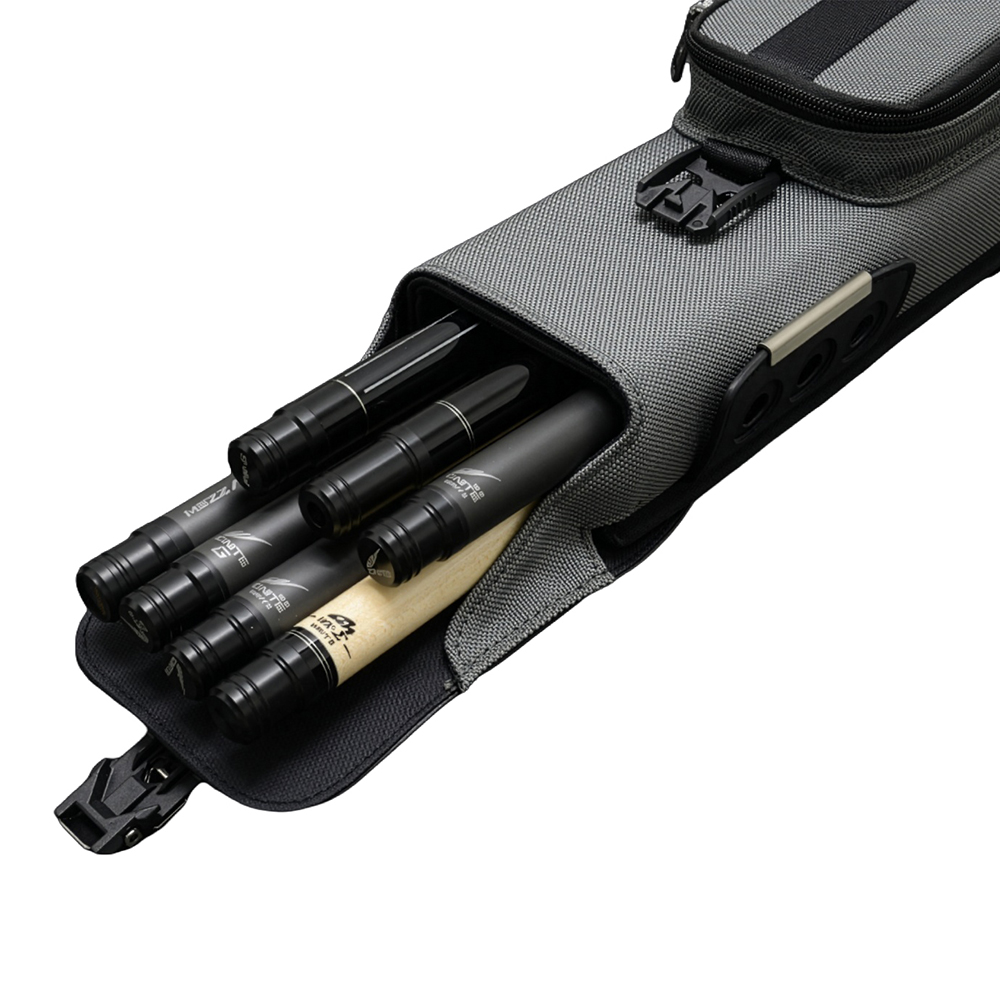Sac à queues Mezz Nexus « Mezz » gris, ouvert sur le dessus. À l’intérieur, plusieurs queues de billard noires et un embout marron clair sont rangés. Surface texturée, compartiment zippé sur le dessus et fermeture dessous.
