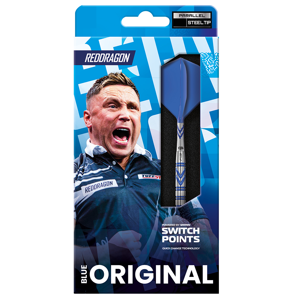 Emballage de vente des fléchettes acier Gerwyn Price Blue Original de Red Dragon : Gerwyn Price célébrant sa victoire, t-shirt bleu ; à droite, fléchette argentée, ailettes bleues, technologie « Switch Points ». Design bleu et blanc.