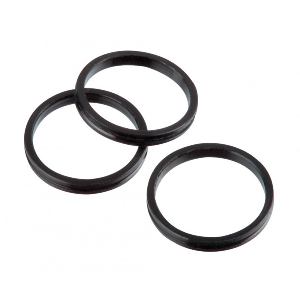 Trois anneaux Pro Grip identiques, noirs et mats, sur fond blanc. Ces joints ronds, légèrement texturés et de largeur uniforme. Deux se chevauchent, le troisième à côté. Pour une meilleure prise en main des fléchettes.