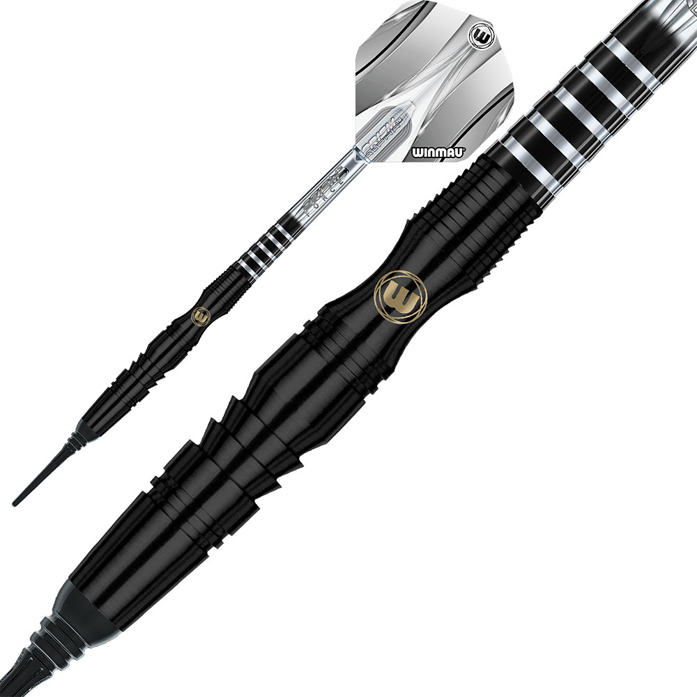 Zwei schwarze Winmau Sniper Softdarts mit aggressiv geriffelten Barrels und goldener "W"-Prägung. Vorn: transparenter Schaft und silbernes Flight mit Winmau-Logo. Hinten: vollständig sichtbar, schlankes Profil.