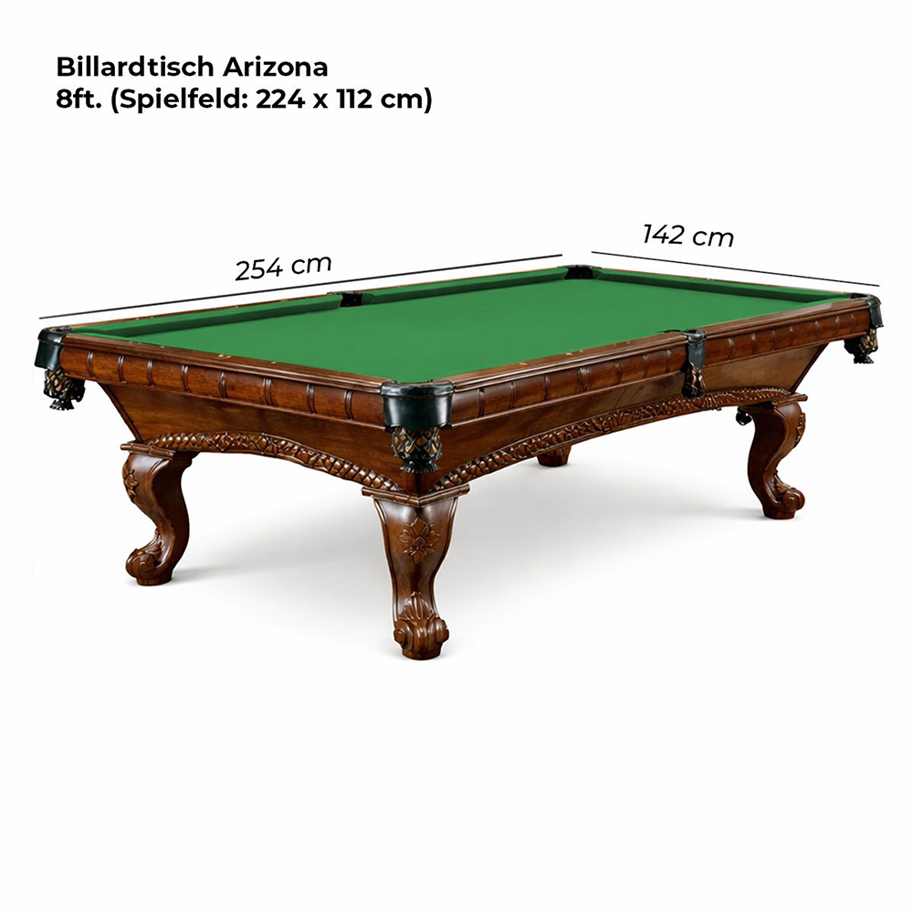 Table de billard « Arizona » luxueuse, ton acajou chaud et surface de jeu vert intense. Pieds et panneaux latéraux robustes, finement sculptés. Poches d'angle élégantes et foncées, décorées. Dim. : 254 × 142 cm, jeu 224 × 112 cm.