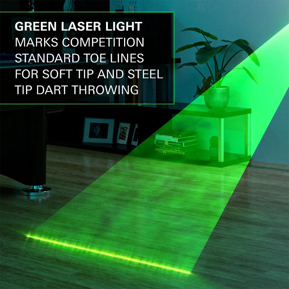 Une ligne laser verte claire est projetée sur un parquet et marque avec précision une ligne de tir pour les jeux de fléchettes. Le faisceau s'étend sur le sol et est bien visible. À l'arrière-plan, on distingue des meubles et une plante d'intérieur.