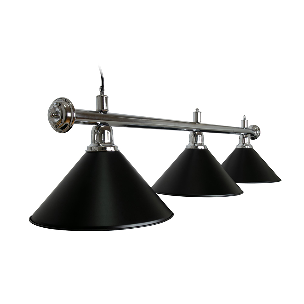 Suspension moderne à trois abat-jours coniques noirs sur tige chromée brillante. Photo en fond perdu sur fond blanc, valorisant fixations métalliques polies et abat-jours. Sobre, fonctionnelle, idéale table à manger ou billard.