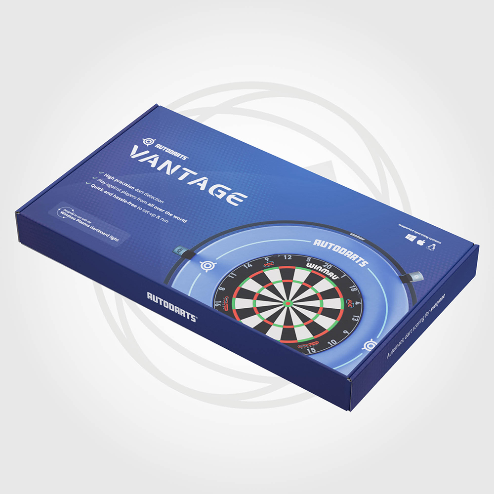Emballage bleu et blanc Autodarts Vantage, en diagonale sur fond gris clair. Face avant : cible graphique à bordure bleue (capteurs). À gauche : détection précise, jeu en ligne, configuration. Slogan : Automatic dart scoring for everyone.