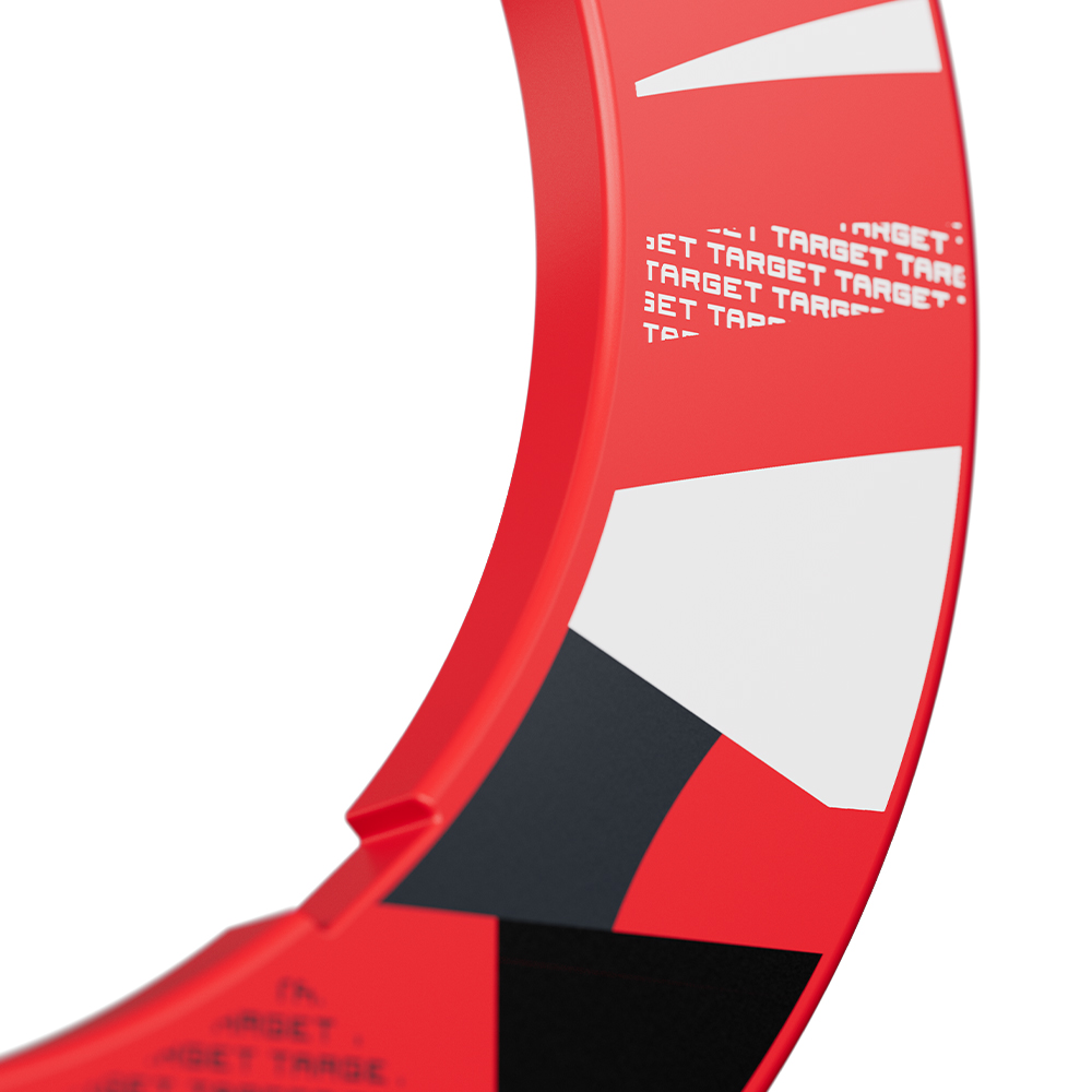 Un Catchring rouge cranté pour cibles de fléchettes, présenté en détail de profil. Motif graphique moderne composé de formes géométriques blanches et noires. Le mot « Target » est répété en lettres blanches sur la surface.