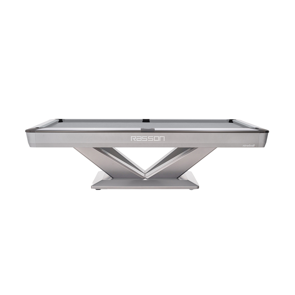 Table de billard américain moderne « Rasson » Victory III, profil. Cadre argenté élégant, surface grise. Pieds en V, stables et architecturaux. Poches foncées. «Rasson » sur le côté, «nineball» abrégé.
