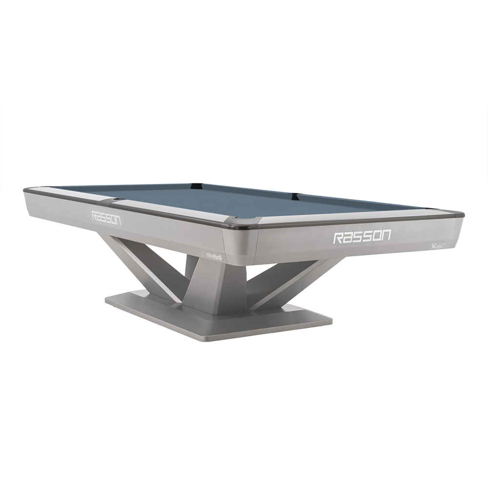 Table de billard moderne « Rasson » Victory III, élégante finition argentée et surface de jeu bleu foncé « Simonis ». Piètement en V pour une grande stabilité. Tabliers en aluminium argenté et poches noires.