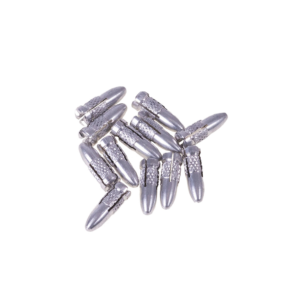 Douze protecteurs de plumes de fléchettes argentés en aluminium, brillants. Chaque protecteur, étroit et effilé, a une texture en fin motif losange sur sa base large et protège des dommages, répartis irrégulièrement sur le blanc.