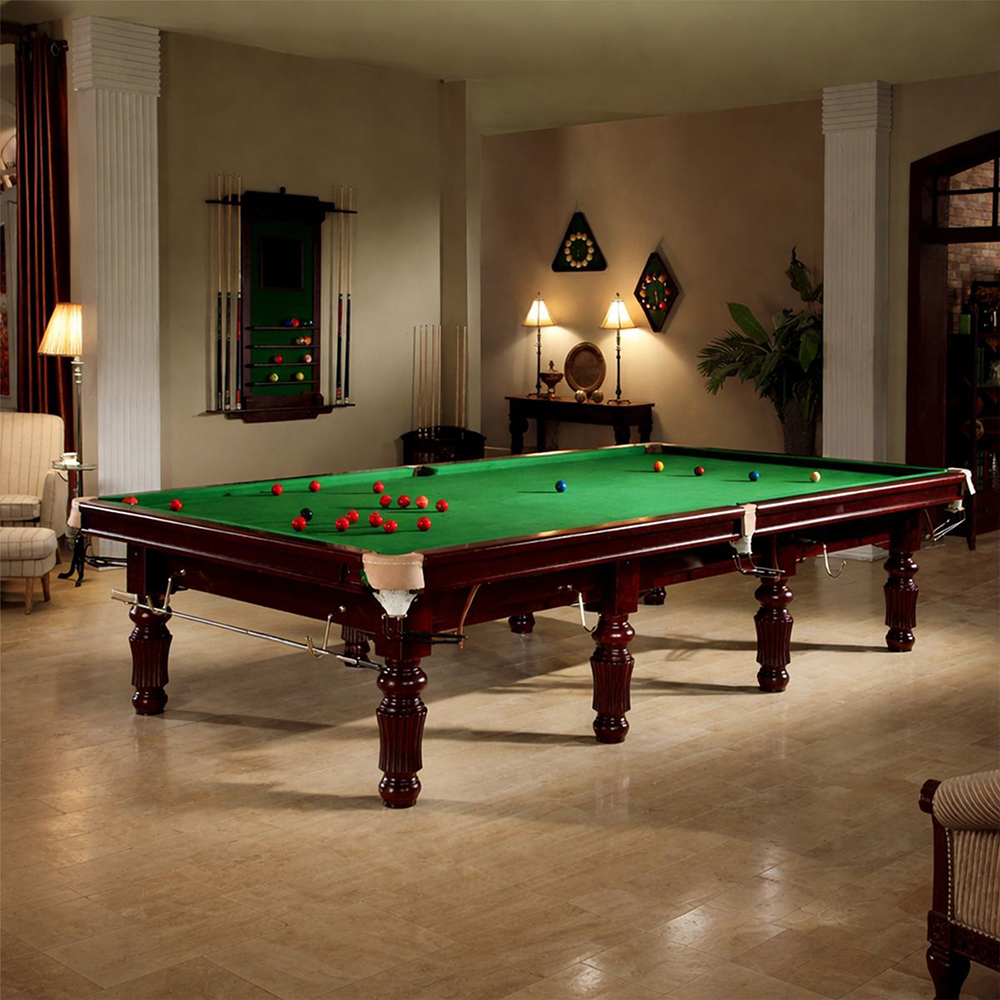 Salle de billard élégante avec grande table marron foncé et tapis vert. Boules rouges, bleues et jaunes disposées. Support à queues au mur, deux lampes de table allumées à l’arrière. Carrelage clair, accueillant.