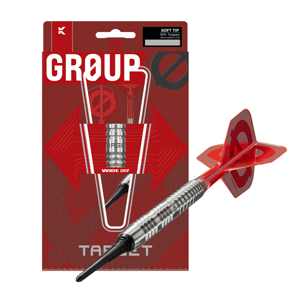 Fléchette souple Target argentée, corps large strié, présentée en diagonale sur emballage rouge. Pointe souple noire, ailettes K-Flex rouges transparentes avec logo « Target ». Emballage : « GROUP », « WIDE GRIP ».