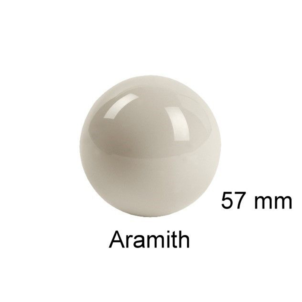 Une boule de billard brillante et claire (probablement une blanche) est au centre sur fond blanc. Sous la boule, l’inscription «Aramith», et à droite, «57 mm» indiquant son diamètre. La boule crème reflète la lumière.