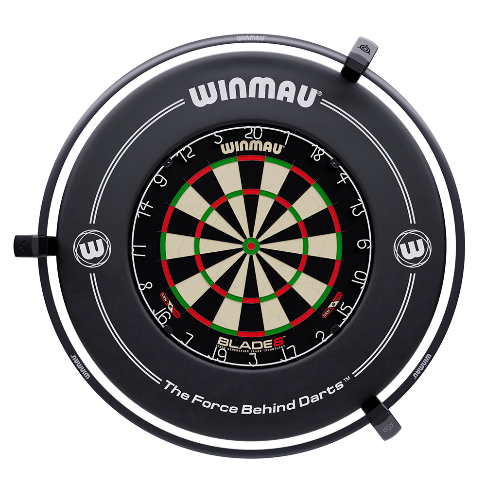 Cible ronde noire avec anneau de protection noir. Plages traditionnelles en noir, beige, rouge et vert, bulle rouge au centre. Chiffres de 1 à 20 tout autour. Sur l'anneau, inscription « Winmau » en haut et « The Force Behind Darts™ » en bas.