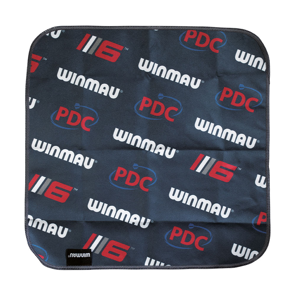 Dunkelgraues Winmau Mikrofaser-Sporthandtuch. Allover-Print mit weißen WINMAU-Logos sowie roten PDC- und „II 6“-Motiven.